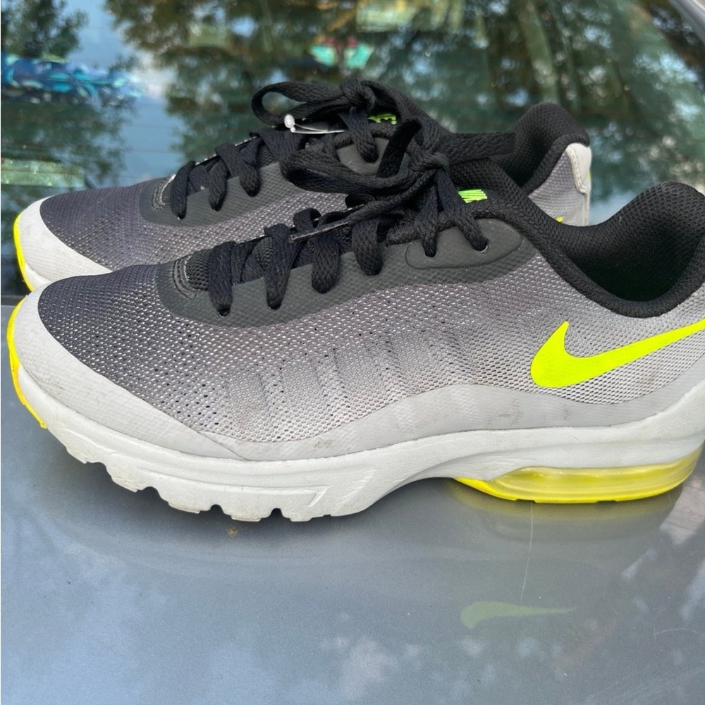 Nike - Picture 2 of 5